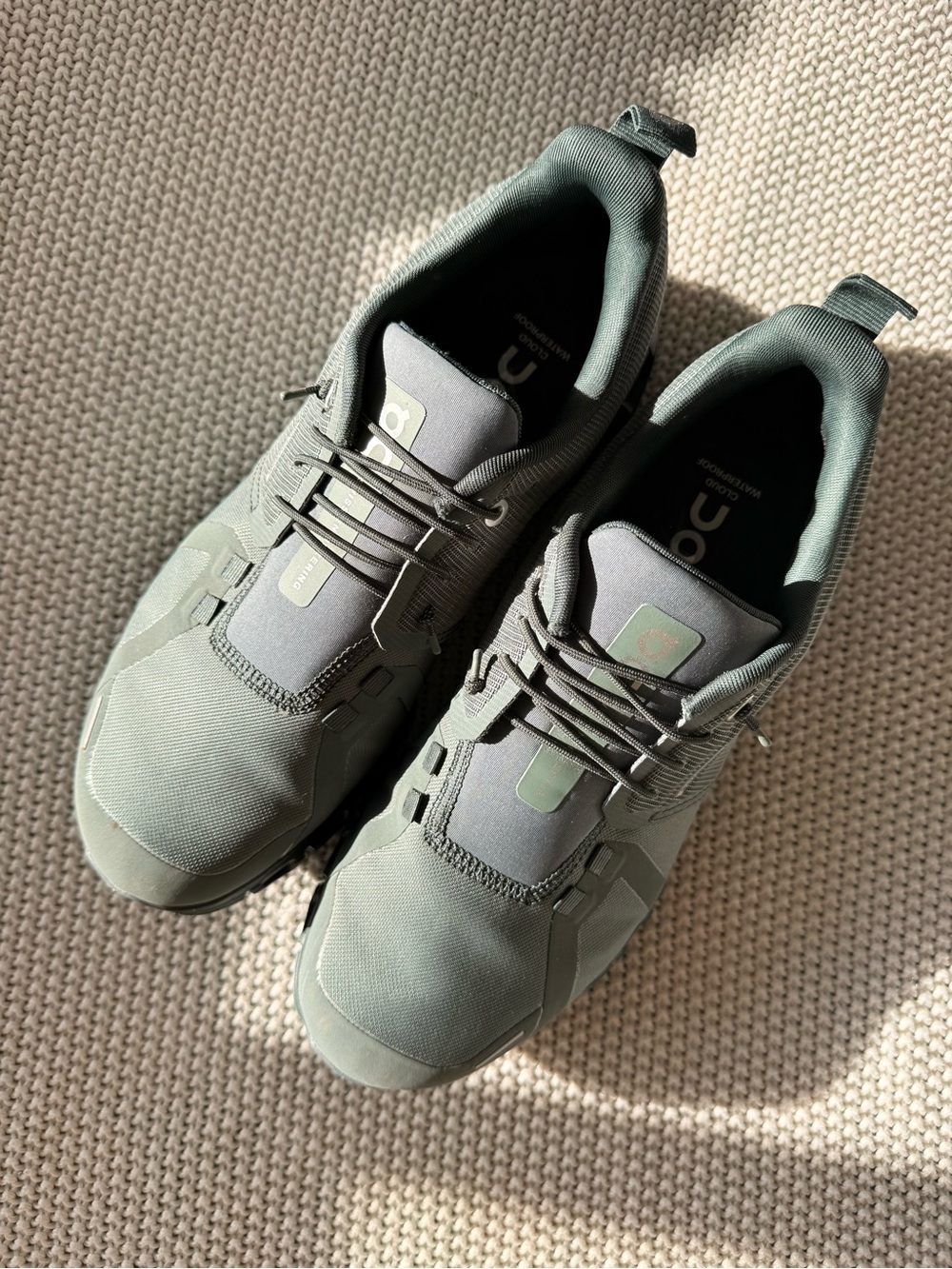 On Running waterproof Men’s Sneakers in pine color.  Womens 8.5- euro size 40 - Picture 5 of 6
